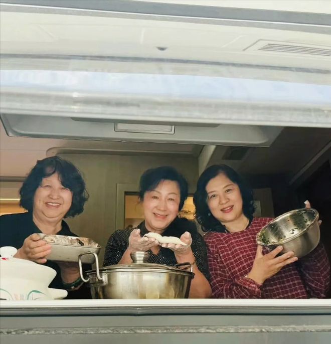 孩宠探班房车曝光网友这才叫人生赢家麻将胡了47岁黄晓明仍被父母当小(图3)